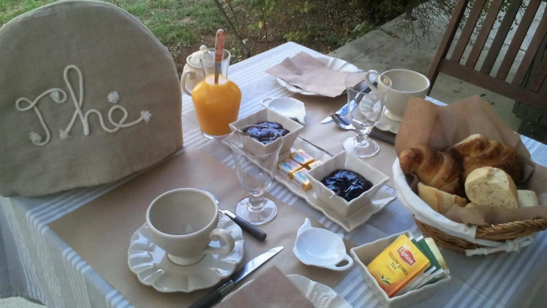 Guest house Les Chambres D'Hotes De La Ferrage La Tour-d'Aigues