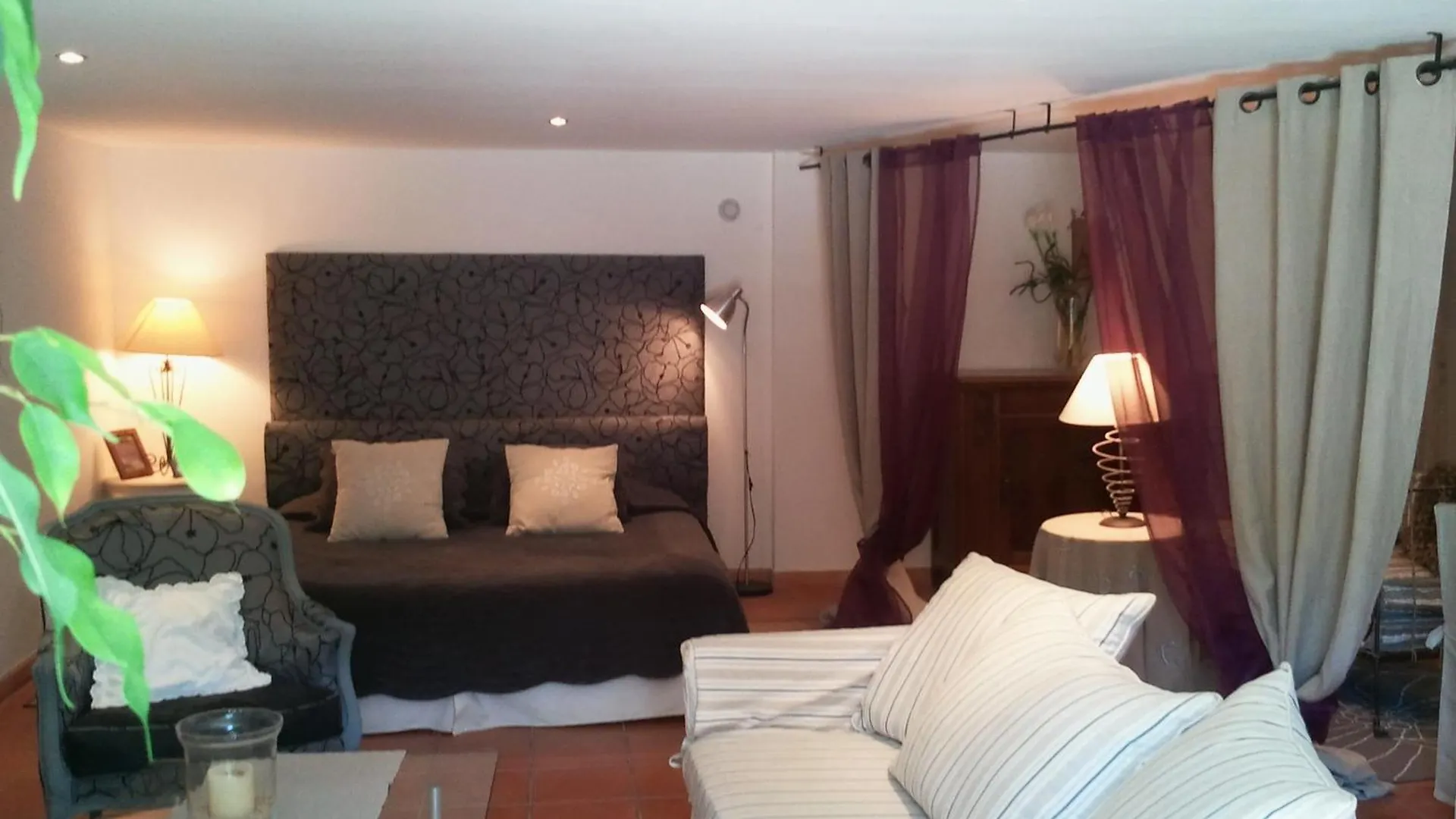 Les Chambres D'Hotes De La Ferrage La Tour-d'Aigues 0*,  France