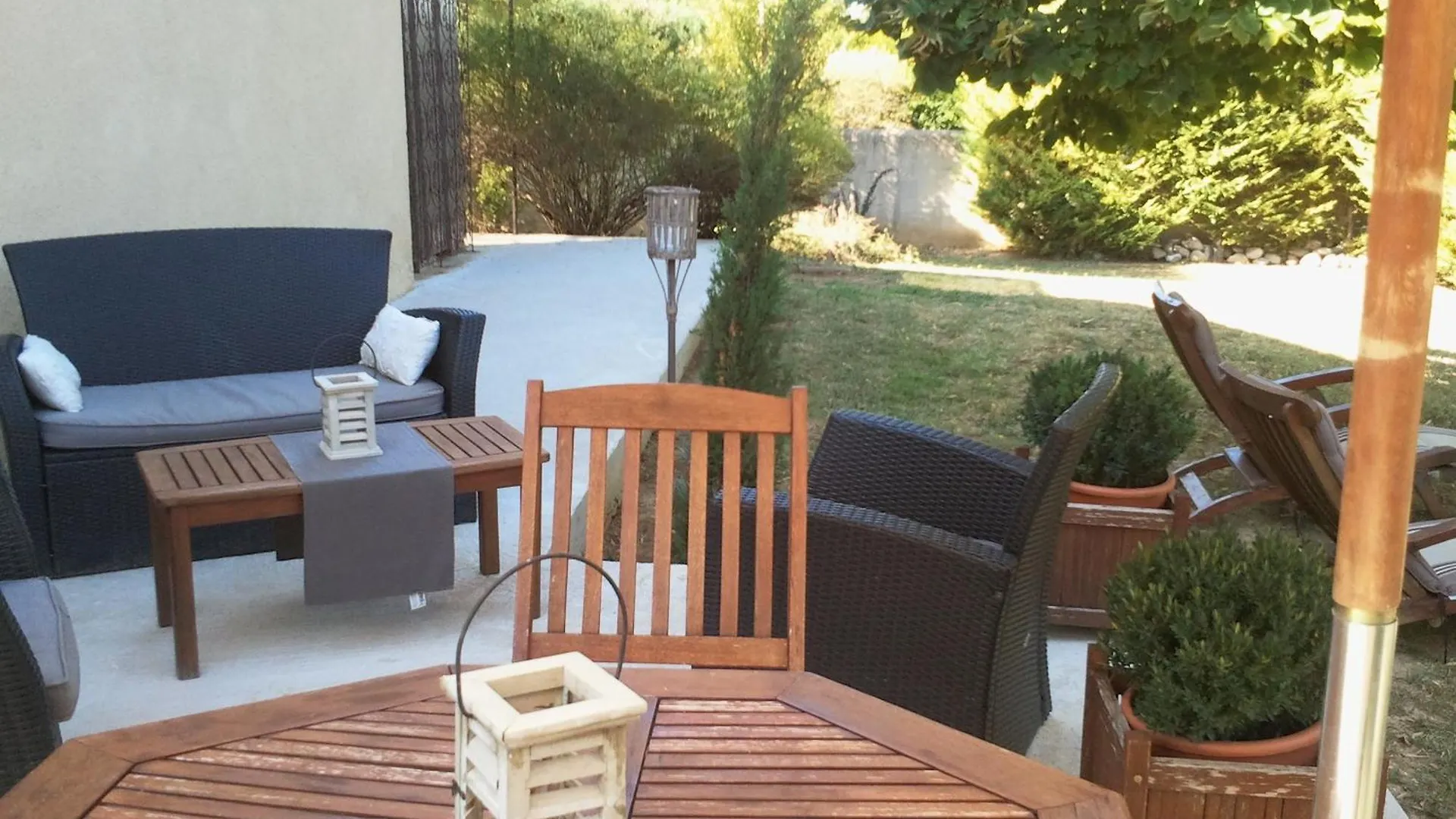 Les Chambres D'Hotes De La Ferrage La Tour-d'Aigues 0*,
